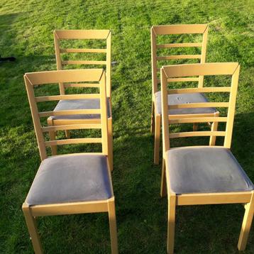 Eetstoelen hout beschikbaar voor biedingen