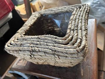 Gevlochten vierkanten rieten bloempot beschikbaar voor biedingen