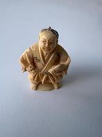 Netsuke man met vis in de hand, Antiek en Kunst, Kunst | Niet-Westerse kunst, Ophalen of Verzenden