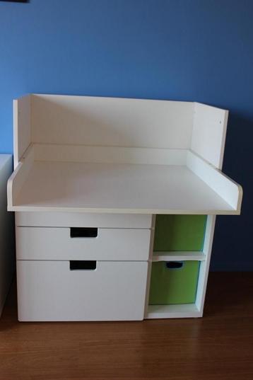 Verzorgingstafel of bureau van Ikea beschikbaar voor biedingen