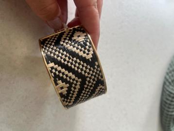 Goudkleurige armband met zwart-wit detail – nieuw met prijsk beschikbaar voor biedingen