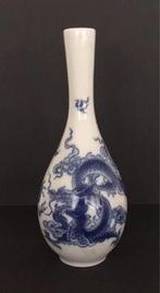 Petit vase soliflore H: 24cm), dragon, bleu cobalt, Chine.