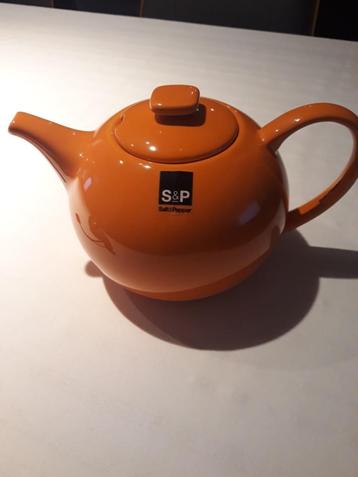 Theepot Salt en Pepper - Nieuw - oranje kleur met theemandje beschikbaar voor biedingen