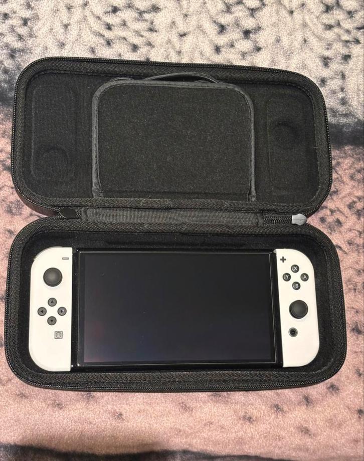 Nintendo Switch Oled + 2 games + accessoires, met garantie, Consoles de jeu & Jeux vidéo, Consoles de jeu | Nintendo Switch, Comme neuf