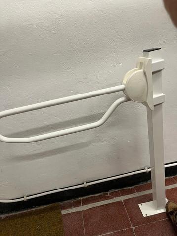 Opklapbare toiletbeugel met steun beschikbaar voor biedingen