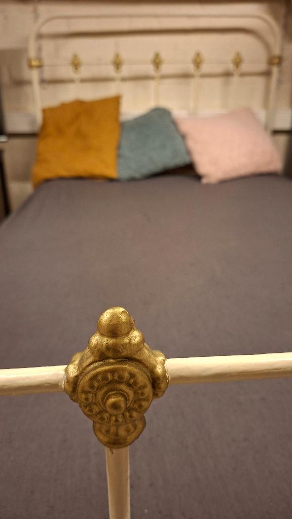 lit double en métal 120 cm + resort + matelas vintage rétro, Maison & Meubles, Chambre à coucher | Lits, Utilisé, Queen size, 120 cm