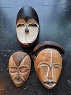 Trois masques africains, Enlèvement