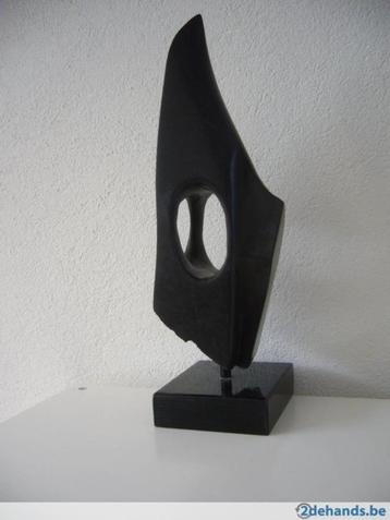 BEELD uit STEEN   ---   "OUDE SCHOEN"  beschikbaar voor biedingen