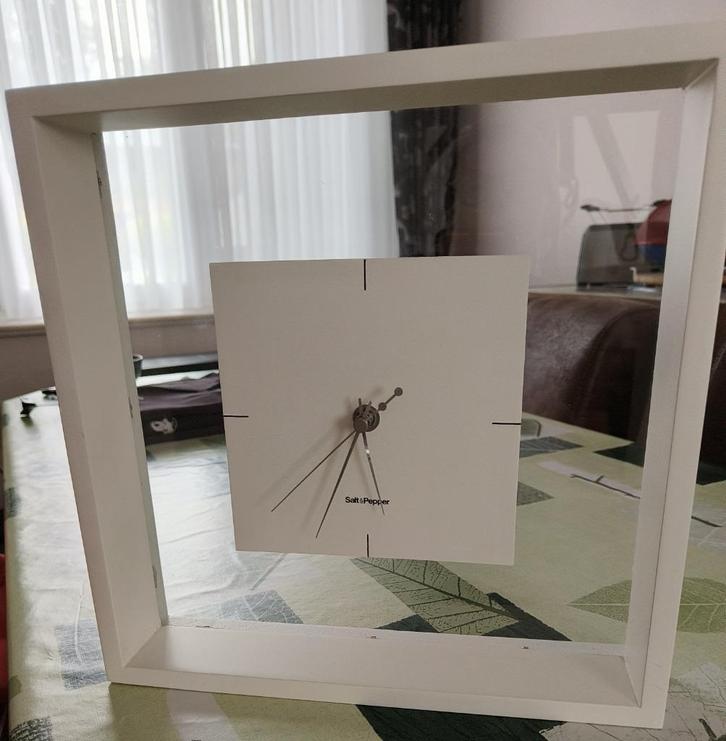 Salt & Peper (wand)klok 30x30cm, Huis en Inrichting, Woonaccessoires | Klokken, Zo goed als nieuw, Wandklok, Analoog, Ophalen