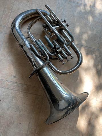Instrument dat moet worden gerestaureerd. beschikbaar voor biedingen