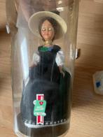 Zwitsers souvenirpopje (Vaud) in koker, Verzamelen, Ophalen of Verzenden, Zo goed als nieuw, Pop