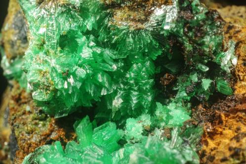 **TOP** ANNABERGIET kristallen uit Griekenland., Verzamelen, Mineralen en Fossielen, Mineraal, Ophalen of Verzenden