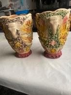 Paire de vases décoratifs anciens – scènes en relief, Enlèvement ou Envoi