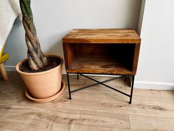Massief Houten Nachtkastje – Industrieel Design beschikbaar voor biedingen
