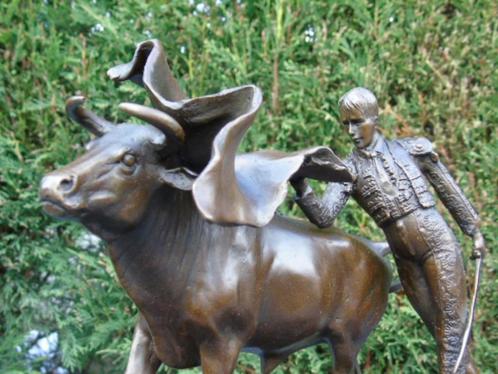 Een stier en een stierenvechter in brons gesigneerd, Antiek en Kunst, Antiek | Brons en Koper, Brons, Ophalen