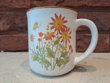 vintage mok met bloemenmotief en vlindertje beschikbaar voor biedingen