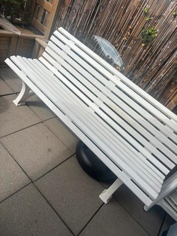 Mooie stevige tuinbank beschikbaar voor biedingen