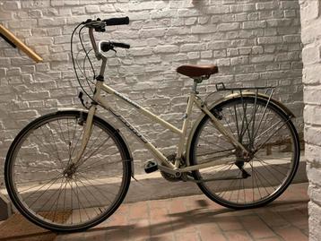 Vintage damesfiets beschikbaar voor biedingen