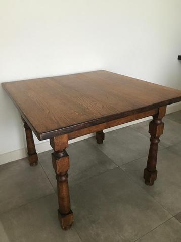 Houten tafel beschikbaar voor biedingen