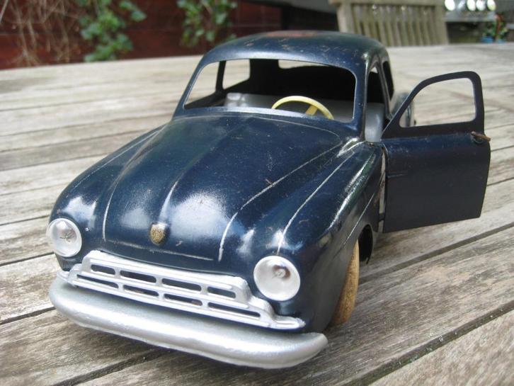 CIJ 5513 RENAULT MECHANISCH FREGAT MET ELEKTRISCHE KOPLAMPEN, Hobby en Vrije tijd, Modelauto's | 1:18, Gebruikt, Auto, Overige merken