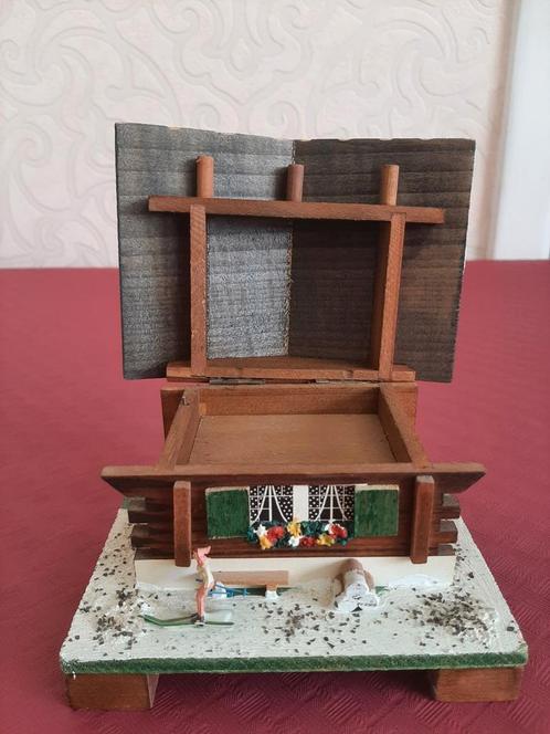 Vintage Zwitsers muziekdoosje in chaletvorm, Antiek en Kunst, Antiek | Speelgoed, Ophalen of Verzenden