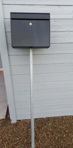 Nieuwe zwarte brievenbus op paal, Jardin & Terrasse, Boîtes aux lettres, Enlèvement, Neuf