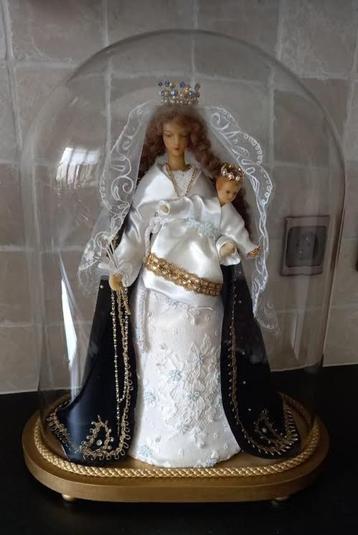 Onze Lieve Vrouw onder glazen stolp.  beschikbaar voor biedingen