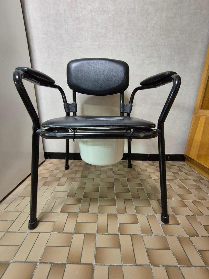 Toiletstoel / commode stoel met armleuningen, Huis en Inrichting, Stoelen, Zo goed als nieuw, Eén, Leer, Zwart, Ophalen