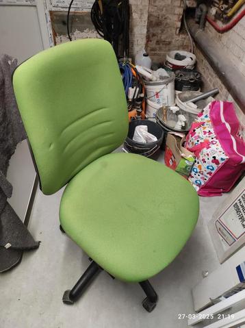 2 bureaustoelen - 1 groen = 5eu   en   1 zwarte
 = gratis beschikbaar voor biedingen