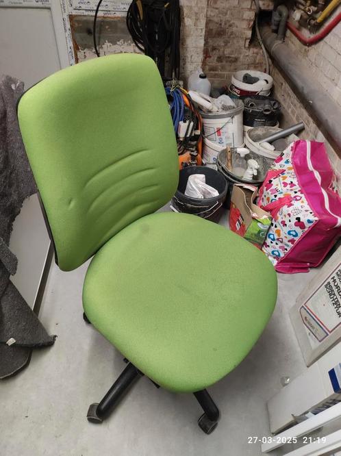 2 bureaustoelen - 1 groen = 5eu   en   1 zwarte
 = gratis, Huis en Inrichting, Bureaustoelen, Gebruikt, Bureaustoel, Ergonomisch