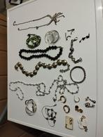 Een massa verschillende juwelen kleur verschillende, Handtassen en Accessoires, Antieke sieraden, Ophalen