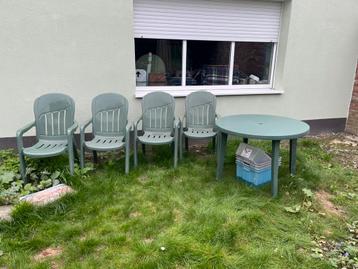 Groene tuinset beschikbaar voor biedingen