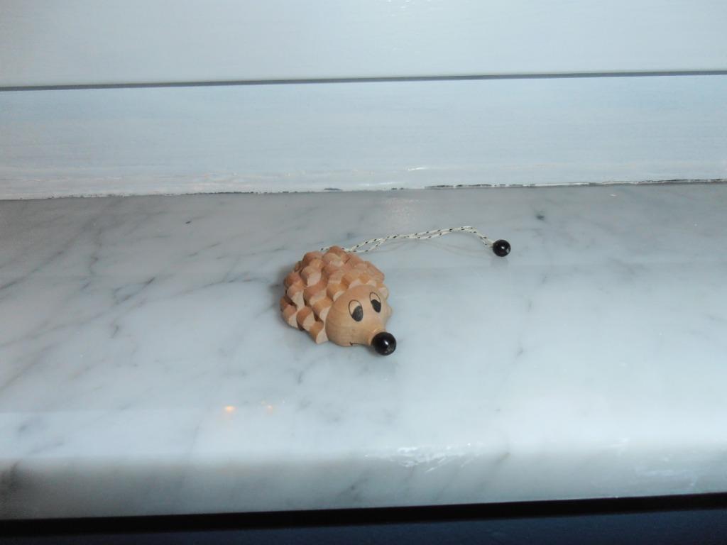 Figurine "Hérisson en bois – K00 n 121" – KINDER/FERRERO, Collections, Œufs à surprise, Utilisé, Numéros K, Enlèvement ou Envoi