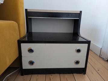 Vintage nachtkastjes (2) beschikbaar voor biedingen