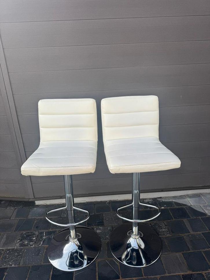 2 witte barkrukken - verstelbaar - goede staat, Maison & Meubles, Tabourets de bar, Utilisé, Cuir, 2 tabourets, Réglable en hauteur