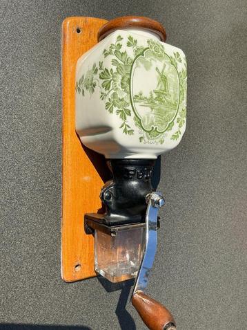 antieke PeDE koffiemolen  beschikbaar voor biedingen