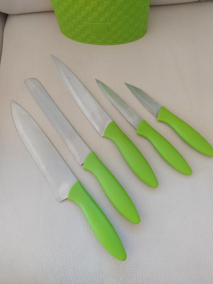 Set de couteaux avec 5 couteaux différents, Maison & Meubles, Cuisine | Couverts, Comme neuf, Synthétique, Enlèvement