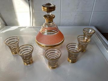 Vintage likeurfles met 6 likeurglaasjes beschikbaar voor biedingen