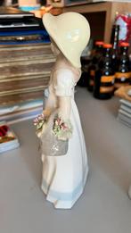 Statue NAO de Lladró — fille avec un panier de fleurs —26 cm, Antiquités & Art, Enlèvement