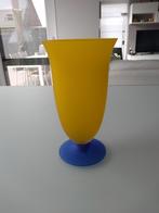 Vase jaune à pied bleu hauteur 20 cm, diamètre 11 cm, Maison & Meubles, Accessoires pour la Maison | Vases, Comme neuf, Jaune