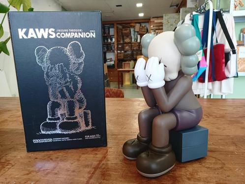 Kaws sitting companion bruin 25cm met doos art toy bearbrick, Antiek en Kunst, Kunst | Designobjecten, Verzenden