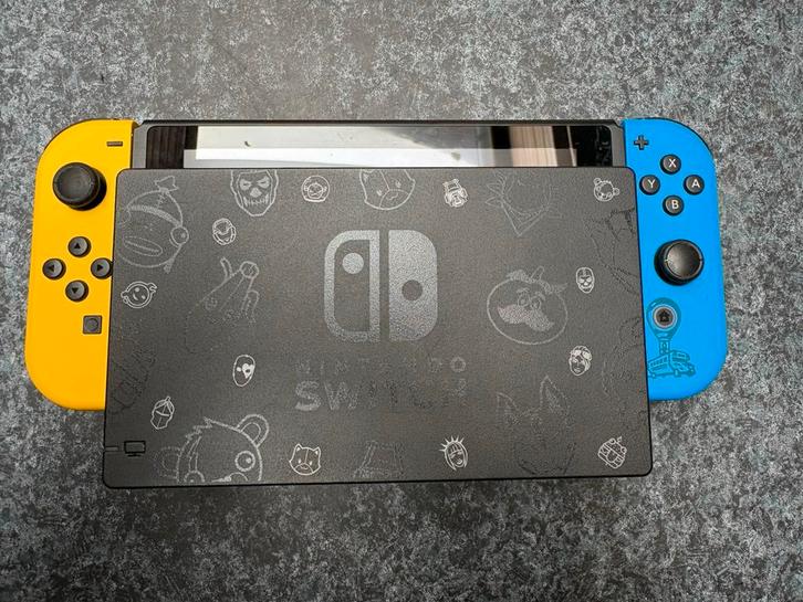 Nintendo Switch Fortnite Special Edition + extra console, Games en Spelcomputers, Spelcomputers | Nintendo Switch, Zo goed als nieuw