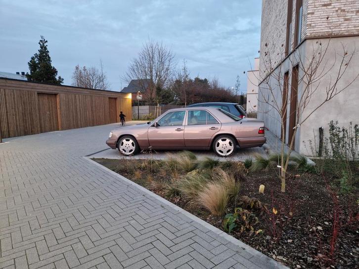 Mercedes E220 Automaat oldtimer, Autos, Mercedes-Benz, Particulier, Classe E, Peinture métallisée, Toit ouvrant, Essence, Euro 1