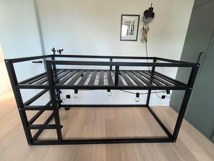 Ikea Kurabed halfhoogslaper zwart, Huis en Inrichting, Slaapkamer | Stapelbedden en Hoogslapers, Zo goed als nieuw, Stapelbed