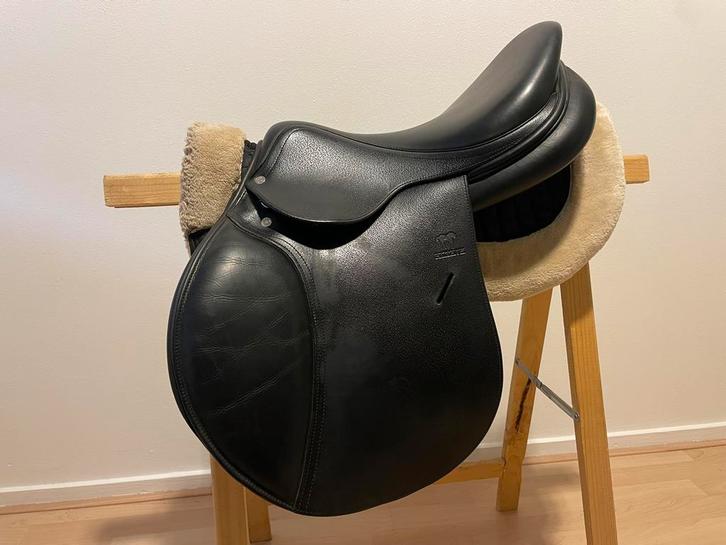 Antares Altaïr 17,5 springzadel, Dieren en Toebehoren, Paarden en Pony's | Zadels, Zo goed als nieuw, Ophalen of Verzenden