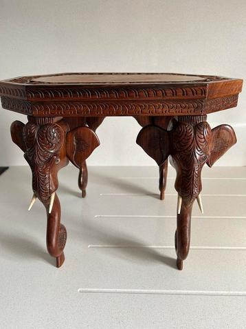 Antieken bijzettafeltje olifanten poten beschikbaar voor biedingen