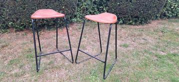 Barkrukjes met lederen zitting beschikbaar voor biedingen