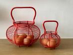 Vintage retro set van 2 x ronde eiermand metaal rood mand, Huis en Inrichting, Overige materialen, Mand, Rond, Ophalen of Verzenden