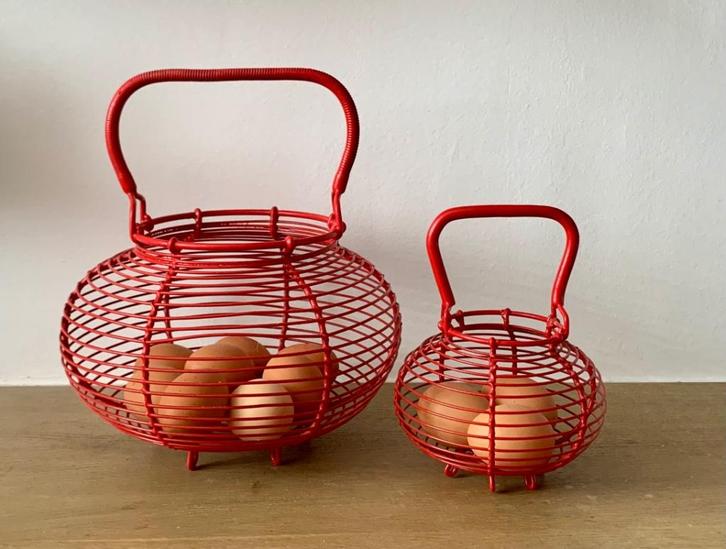Vintage retro set van 2 x ronde eiermand metaal rood mand, Huis en Inrichting, Woonaccessoires | Schalen en Manden, Zo goed als nieuw