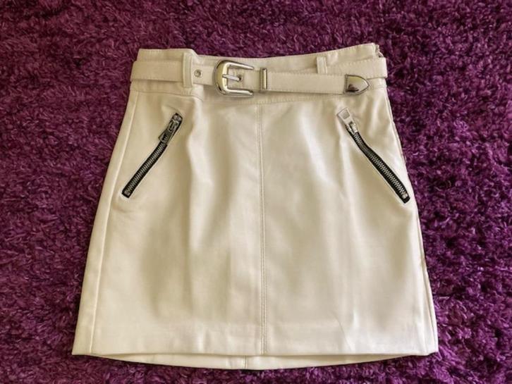 Mini-jupe sexy ultra-courte et excitante Bershka taille XS, Vêtements | Femmes, Jupes, Porté, Taille 34 (XS) ou plus petite, Blanc